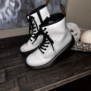 Dr. Martens YOUTH 1460 PATENT LEATHER LACE UP BOOTS​